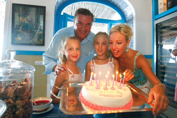 Nine candles in Capri for the daughter of Charles and Camilla
