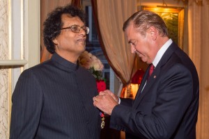 Rama Poonoosamy dÈcorÈ par Charles de Bourbon des Deux-Siciles - Remise de dÈcoration de Grande Croix de L'Ordre royal de FranÁois Ier ‡ la prÈsidente de la RÈpublique de Maurice, Ameenah Gurib-Fakim ‡ Paris le 28 mars 2016. Exclusive - For Germany call for price - Ameenah Gurib-Fakim, president of the Republic of Mauritius receives the Grand Cross of the Royal Order of Francis I in Paris, France on march 28, 2016.