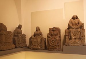 Le Loro Altezze Reali le Principesse Maria Carolina e Maria Chiara di Borbone delle Due Sicilie, Duchessa di Calabria e di Palermo e Duchessa di Capri presso il Museo Archeologico di Capua con le Matres Matutae