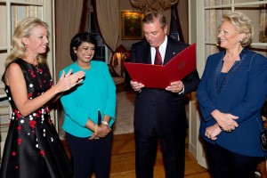 Dîner offert par LL.AA.RR. le Prince et la Princesse de Bourbon des Deux Siciles, Duc et Duchesse de Castro, le lundi 28 mars 2016 en leur résidence à Paris, en l'honneur de S.E. le Dr. Ameenah Gurib-Fakim, Présidente de l'Île Maurice.