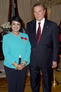 Dîner offert par LL.AA.RR. le Prince et la Princesse de Bourbon des Deux Siciles, Duc et Duchesse de Castro, le lundi 28 mars 2016 en leur résidence à Paris, en l'honneur de S.E. le Dr. Ameenah Gurib-Fakim, Présidente de l'Île Maurice.